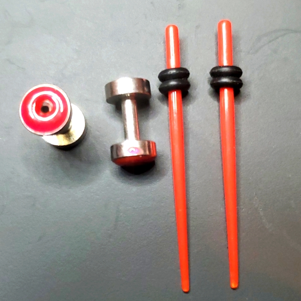 Red Tapers and stainless plugs red tips 2 pair body piercing 1.6mm = 14 ga…